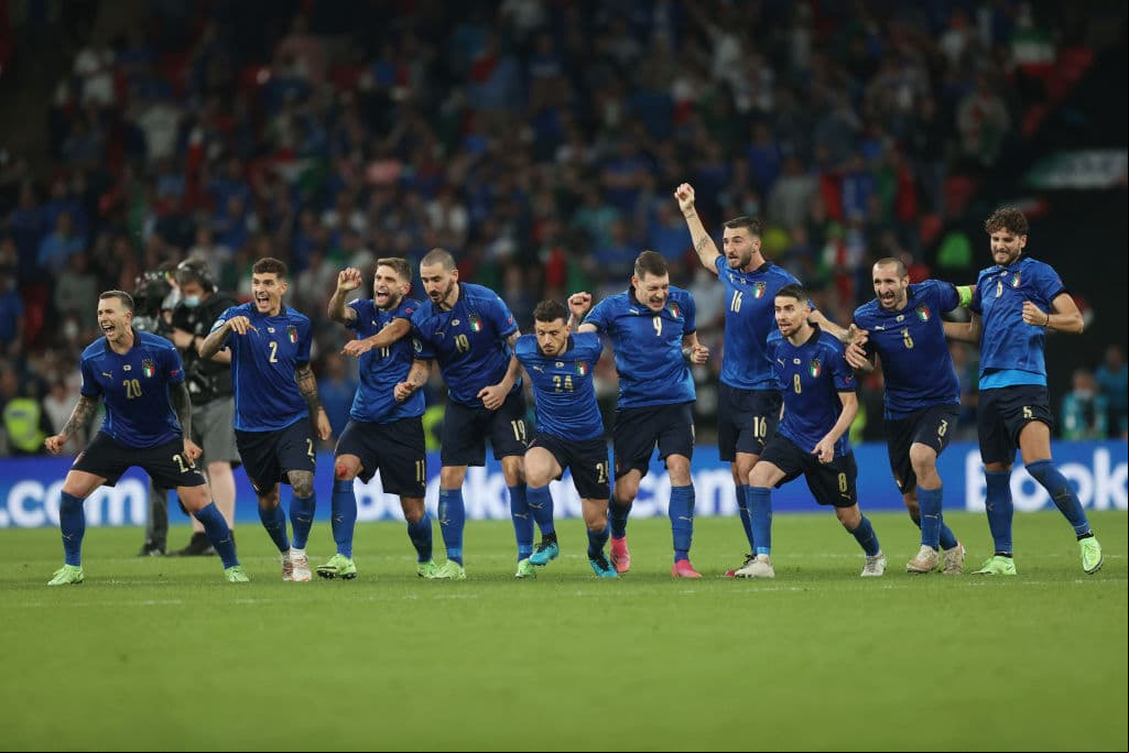 Italia es campeón indiscutible de Europa y se lleva la copa a casa. Luke Shaw abrió el marcador al minuto 2’ del encuentro y en el minuto 67, Leonardo Bonucci se encargó de igualar el marcador, ya en tiempos extra no pudieron pasar del 1-1 y, en tanda de penales, el equipo inglés no supo definir y la ‘Azzurra’ se corona en Wembley.