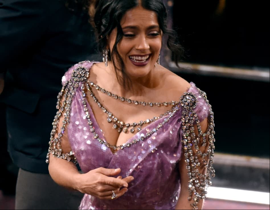 Vestido de Salma Hayek en los Óscar genera burlones memes