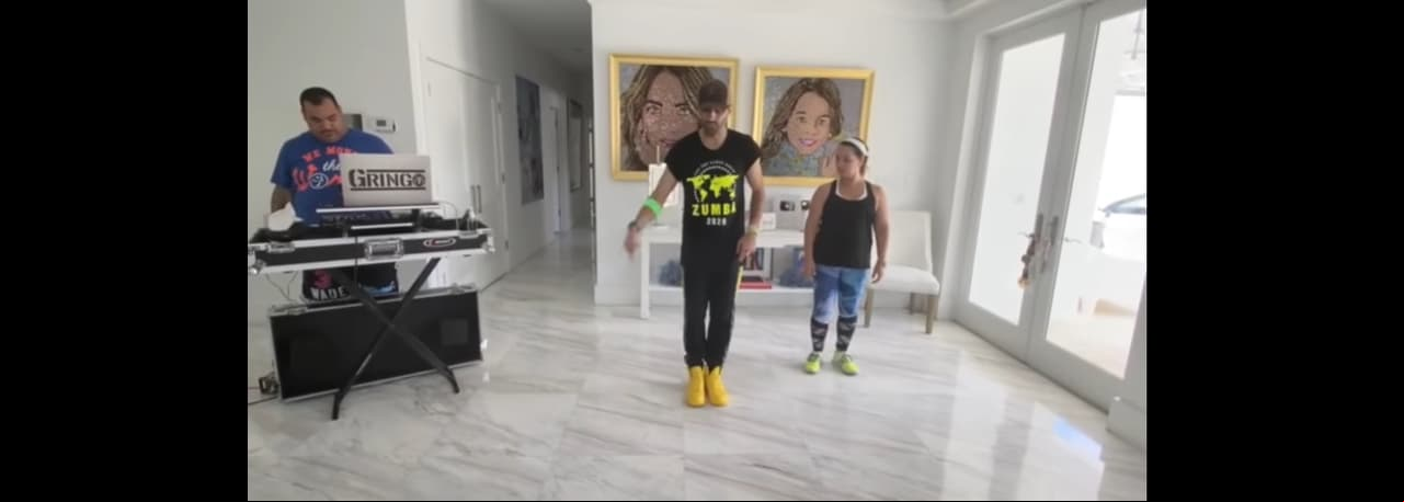 Pero Adamari López y Toni Costa también han dejado ver detalles del interior de su hogar. En el último video del español, mostró parte de uno de los pasillos del inmueble, donde se observa el elegante piso y que desde las cortinas hasta los muebles son de tonos claros.