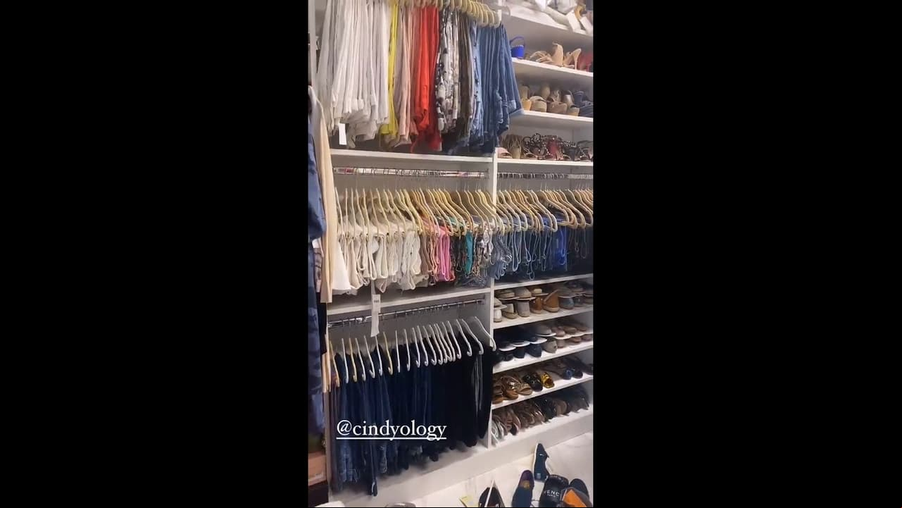Del otro lado, Adamari López cuenta con varios estantes, como en una tienda de ropa, de la que cuelgan jeans y shorts.