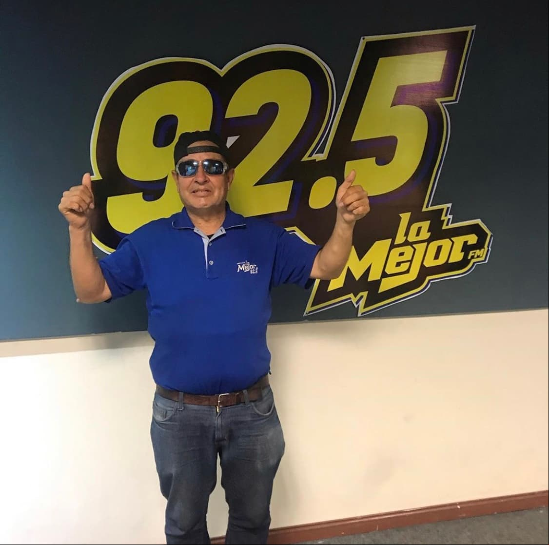 El comediante Sammy Pérez se dio a conocer por su participación en proyectos del actor y director Eugenio Derbez. Sin embargo, Pérez inició su carrera mucho antes, a comienzos de la década de 1990, como extra de cine, tal como lo reveló en 2016 al programa 'Gente Regia'.