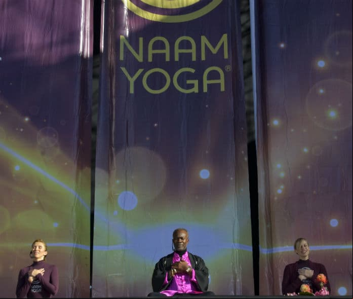 Una sesión de Naam Yoga, a cargo del doctor Joseph Michael Levry, se impartió gratuitamente en el Zócalo de la CDMX.