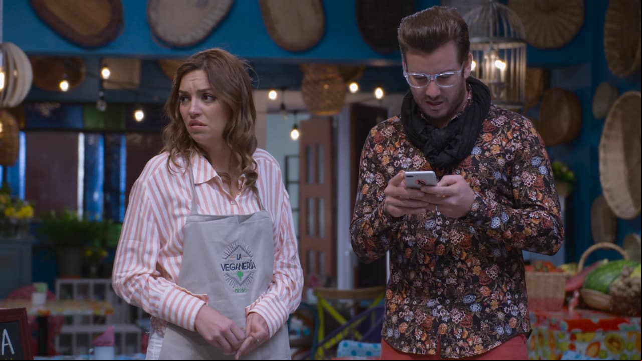 Fernando le cuenta a Ana sobre el asesino de Hipsters