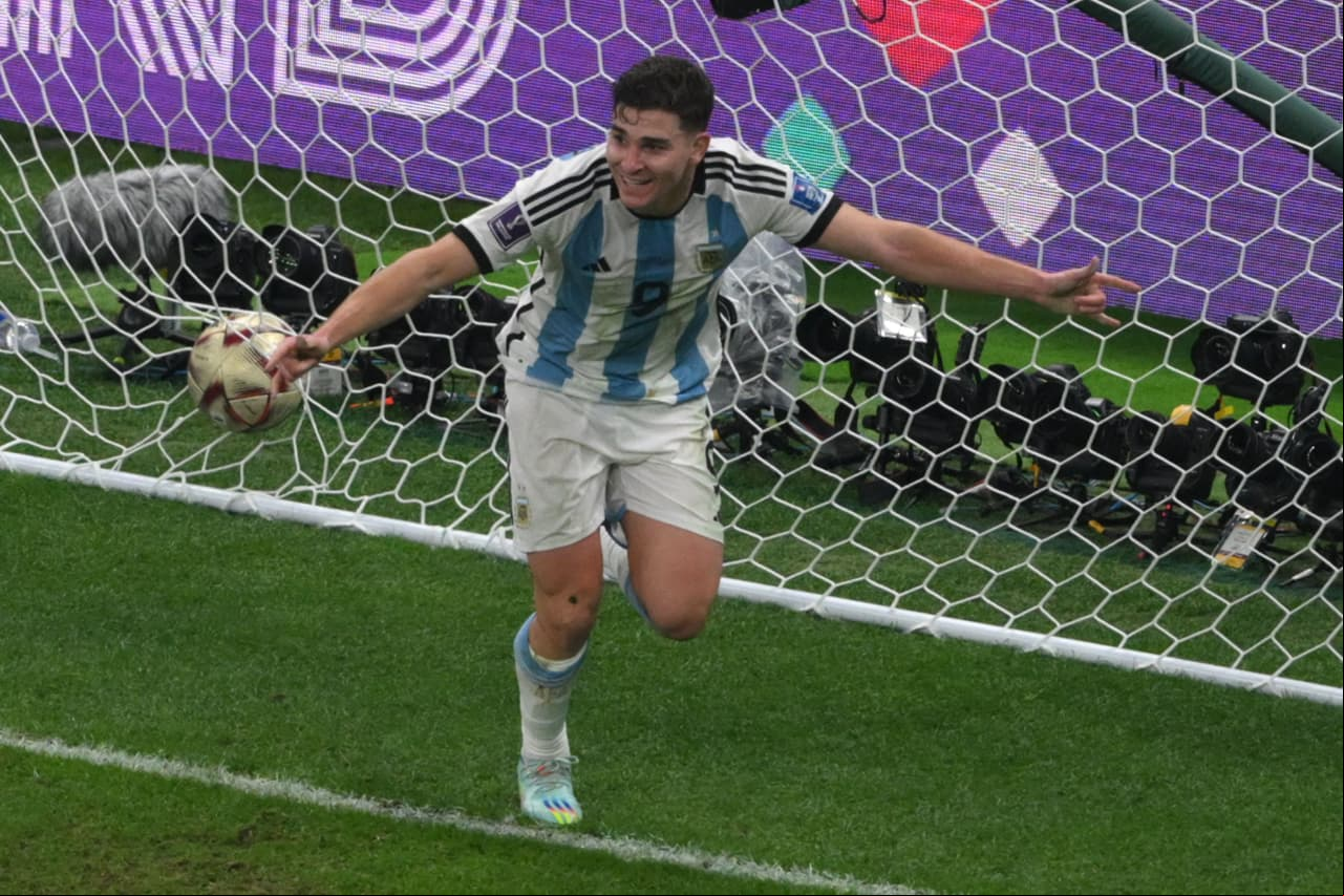 Julián Álvarez festeja su golazo ante Croacia tras una gran jugada individual contra la defensa de los Vatreni.
