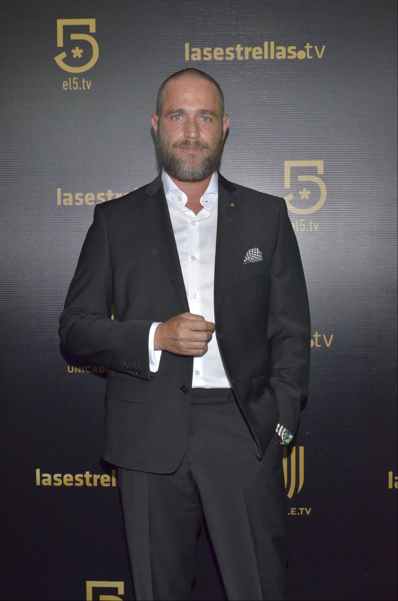 Michel Brown, ganador de la categoría 'Mejor Actor' por 'Amar sin Ley', optó por un traje clásico.