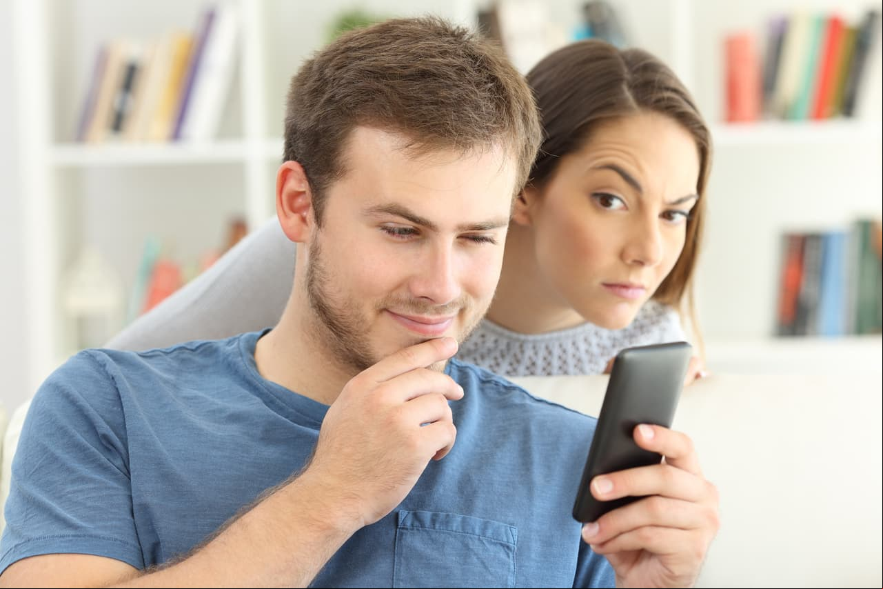 Seis señales que revelan que tu pareja fantasea con otra mujer