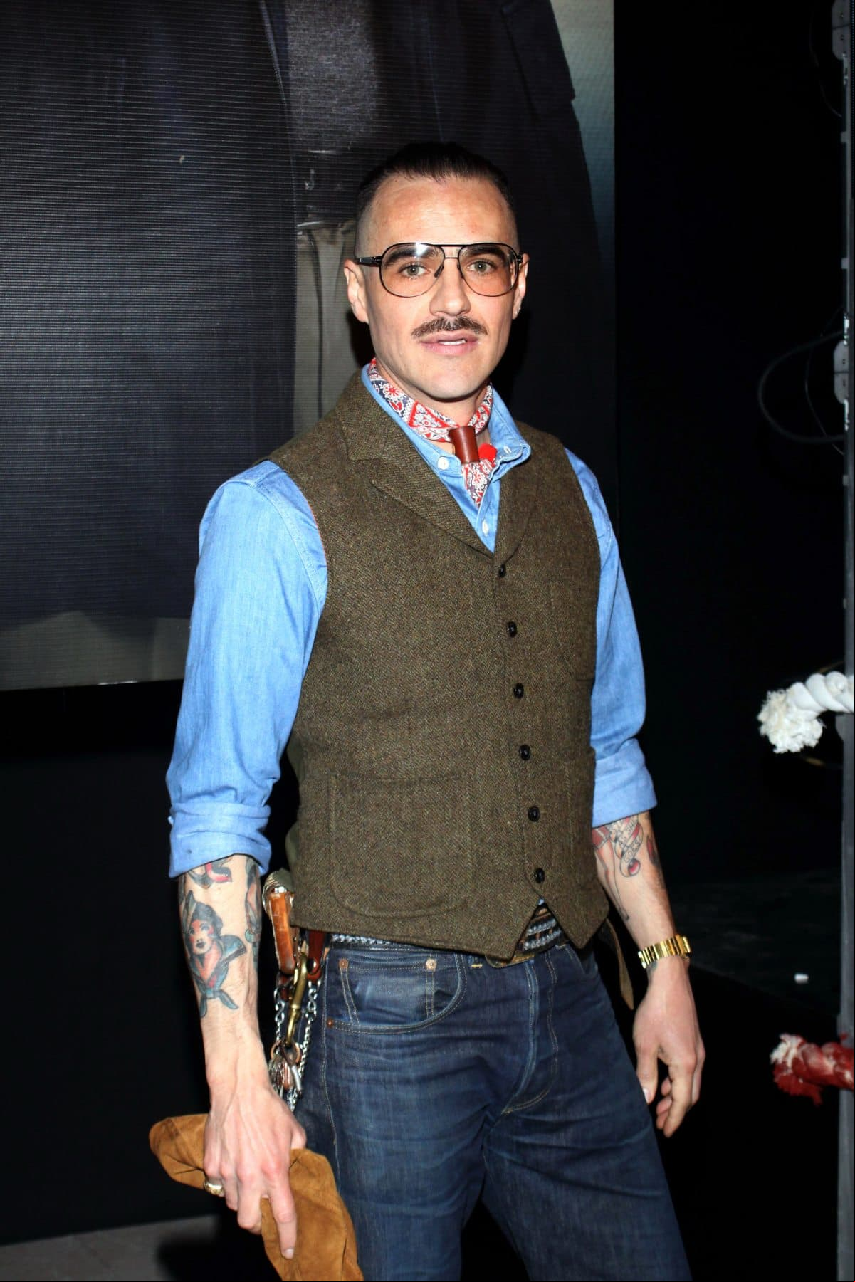 A través de las redes sociales, el actor ha destacado que además de la actuación, siente una gran pasión por las motocicletas, los tatuajes y los diseños de piel.