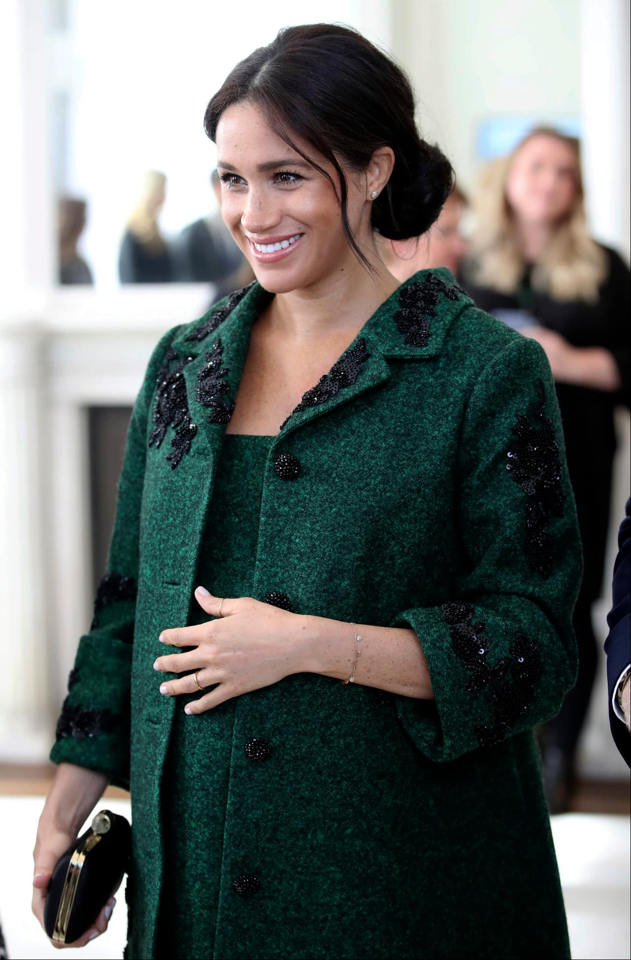 El 11 de marzo, la esposa del hijo menor de Lady Di sorprendió con dos looks: el primero resaltó por el espectacular abrigo verde de Erdem.