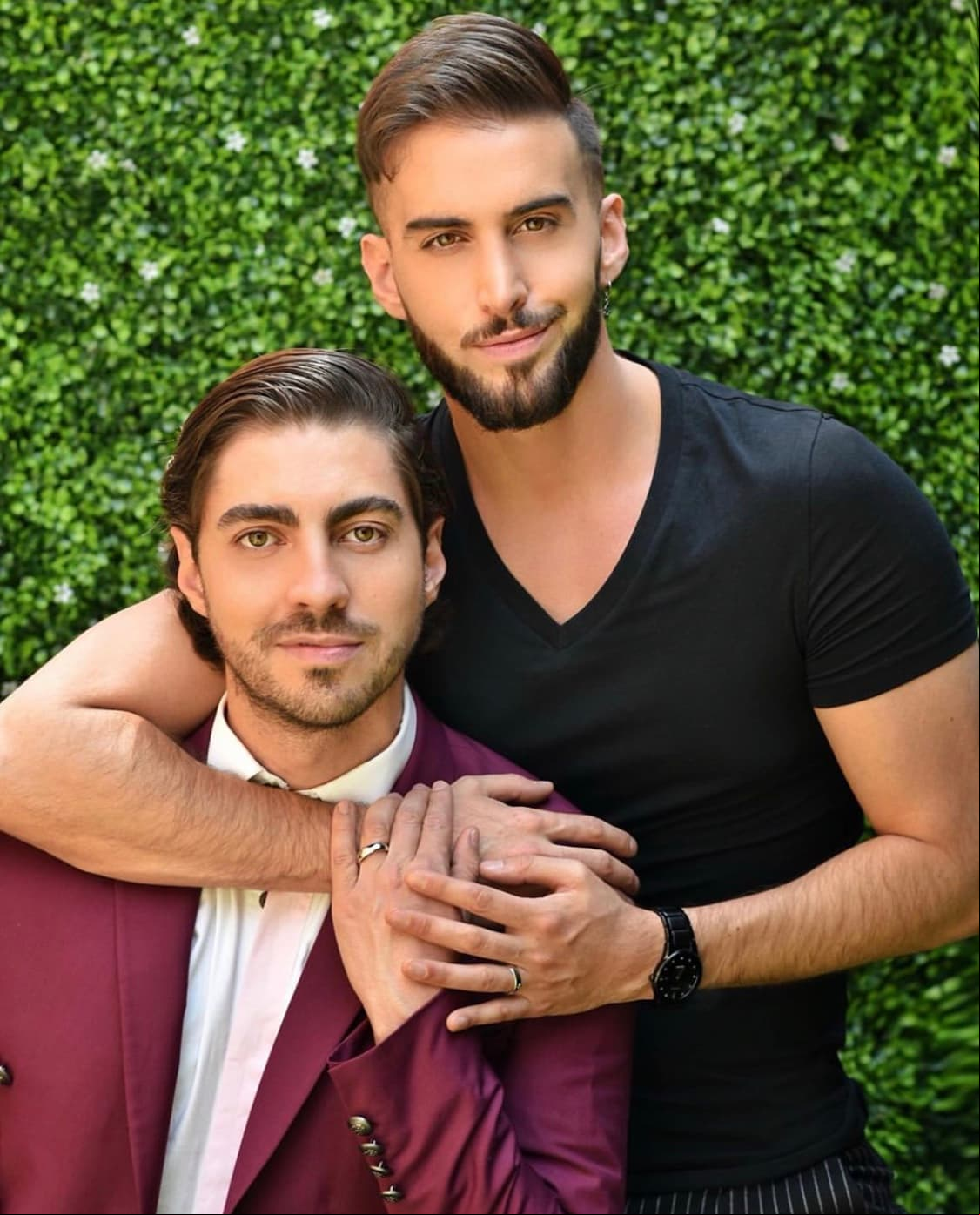 Con una original propuesta de matrimonio en la que participaron amigos cercanos a ambos, el actor y conductor Roberto Carlo le propuso matrimonio a su novio Rubén Kuri, el pasado 27 de junio. La pareja ha estado junta por más de dos años.