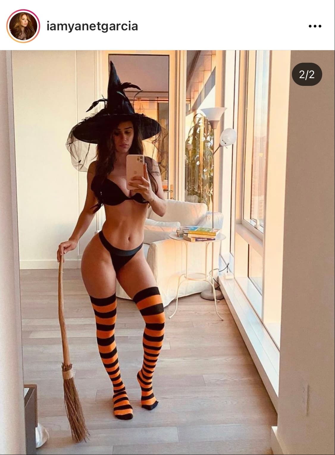Yanet García se disfraza de brujita.
