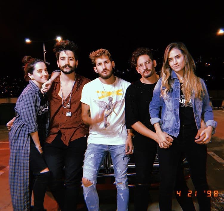 Esa estrecha relación resultaría en una colaboración con los contantes en temas como: “Desconcidos”, “La boca” y “Ya no tiene novio”, entre otros. Mientras tanto, la carrera de Evaluna creció al participar en series de televisión para niños.
