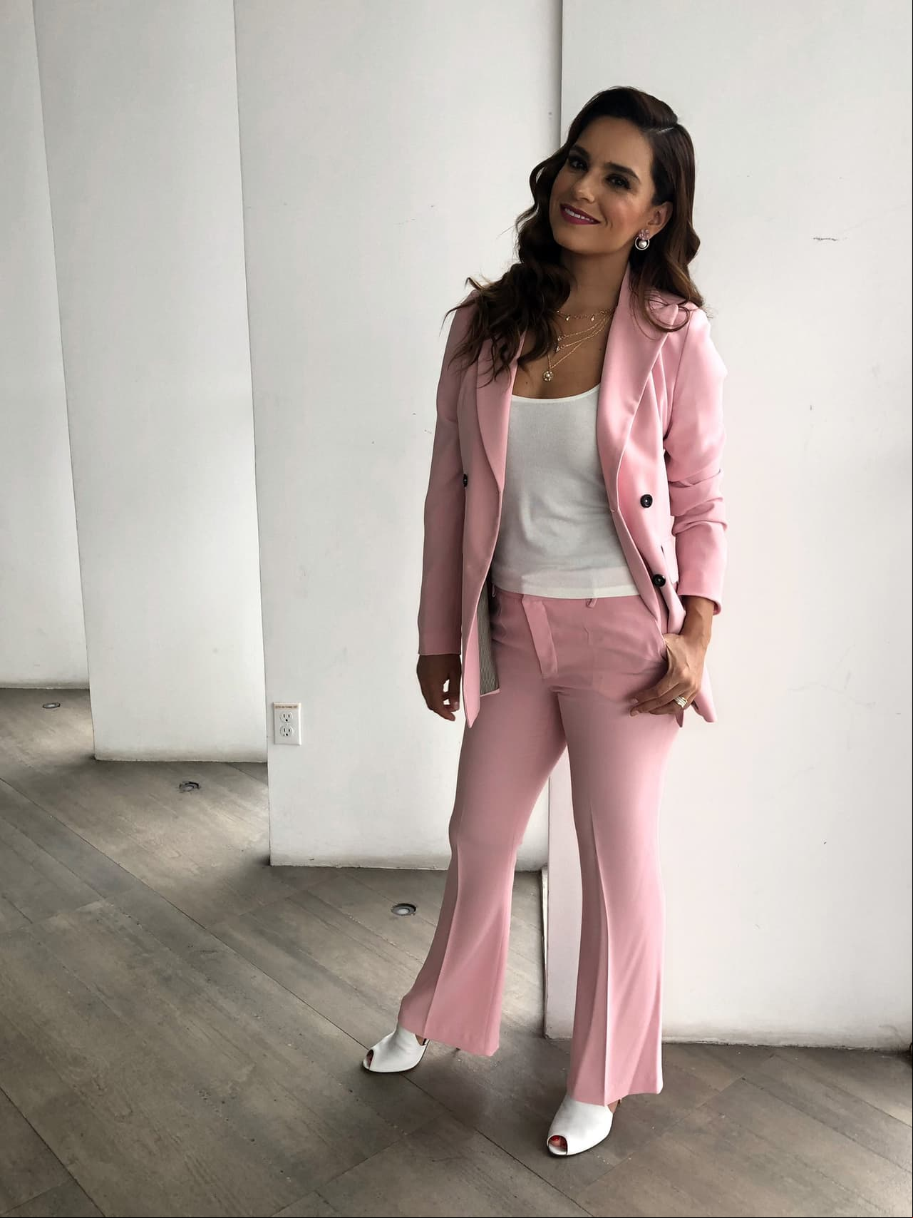 Tania Rincón divide opiniones con arriesgado outfit y peinado de trenzas para Guerreros 2021