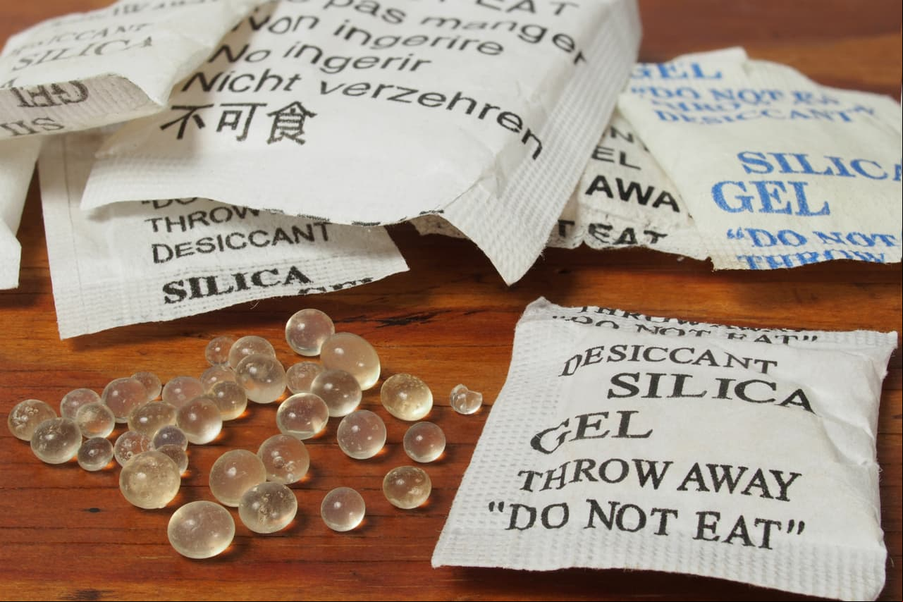 El gel de sílice que viene en bolsas, cajas de zapatos y electrodomésticos sirve para absorber la humedad