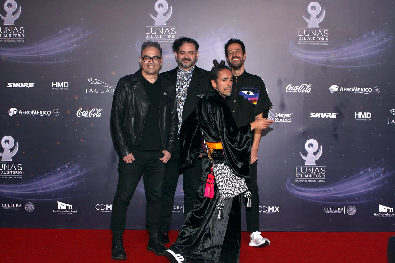 El grupo de rock, Café Tacvba, informó el robo de sus instrumentos en Puebla, a través de un comunicado. De acuerdo con el documento, el asalto ocurrió durante el trayecto a Cancún, Quintana Roo.