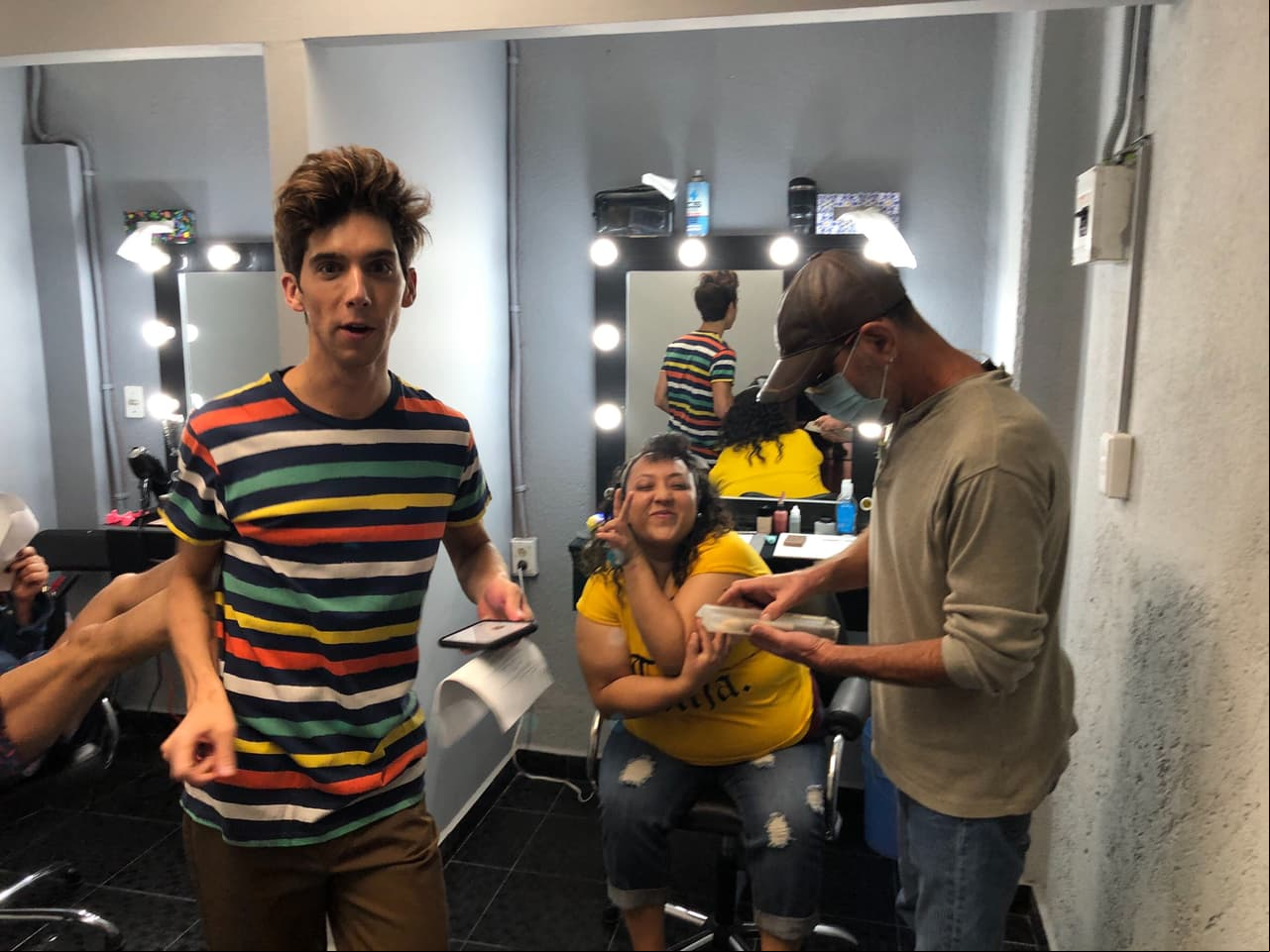 Aquí están Mauricio Garza y Michelle Rodriguez justo antes de entrar a escena.