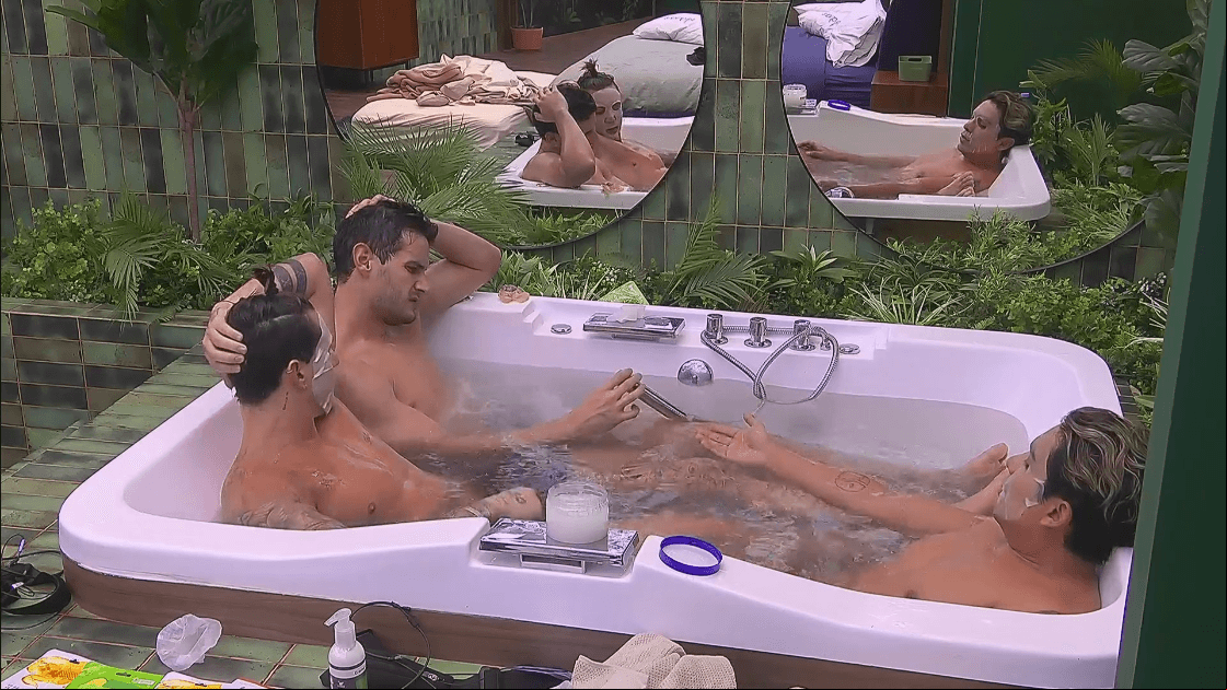 Adrián Marcelo, Agustín y Ricardo en el jacuzzi de la suite del líder