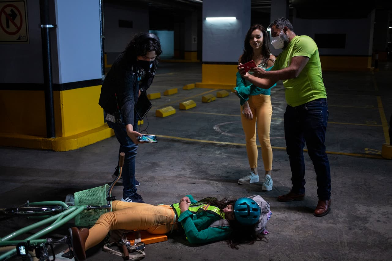 Aquí, Angelique Boyer revisa con los directores de escena y con la stunt cómo quedaría la escena.