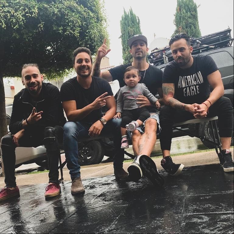 José Ron se conmueve al ver foto de su infancia junto a sus hermanos, pero: “quería hermanita”