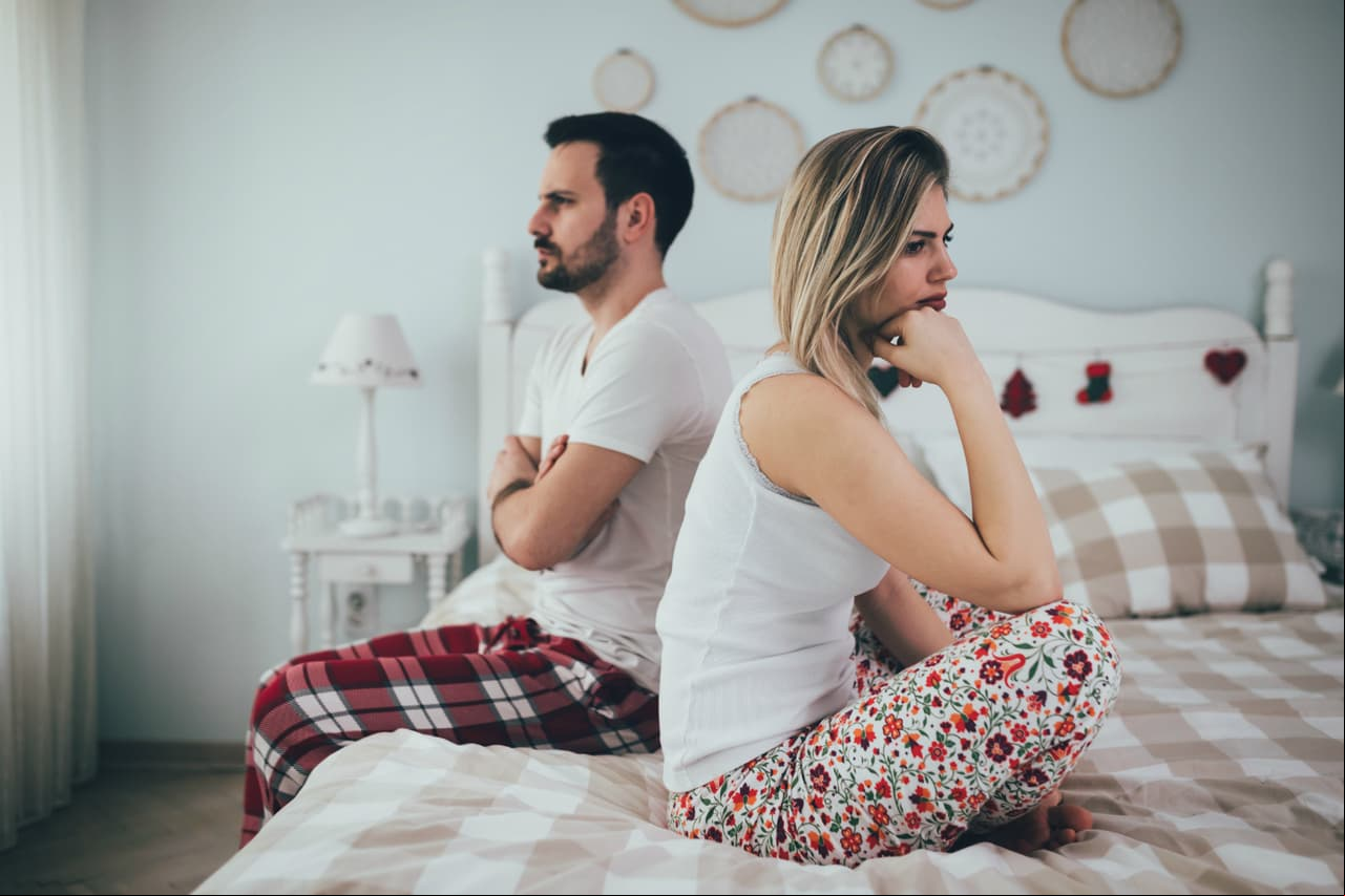 Vivir en pareja puede ser más complicado de lo que parece, pues uno de los grandes retos es no caer en la monotonía. Checa los 5 hábitos que podrían perjudicar tu vida sexual: