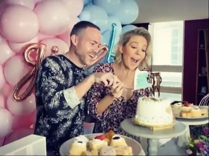 El 23 de septiembre la estrella de cine y televisión destapó el sexo de su bebé, revelando que esperaba un varón. “Queremos compartir con ustedes la ilusión de esta noticia. ¿Qué será? ¿Niño o niña?”, indicó.