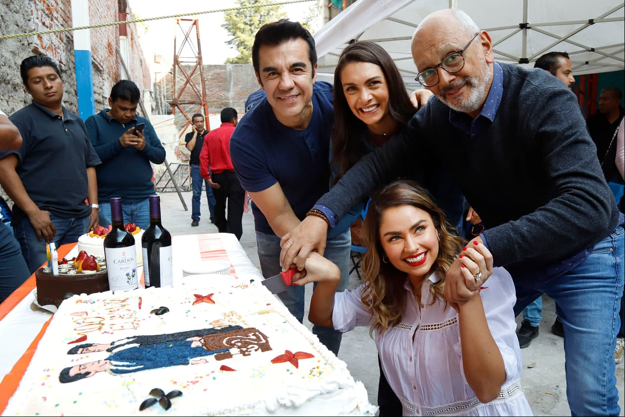 Elenco de ‘Como tú no hay 2’ celebra los 100 llamados de la producción.