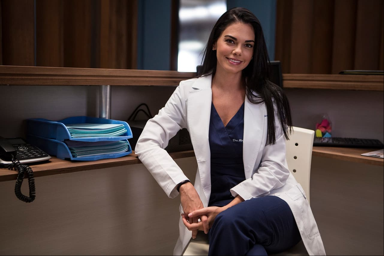 Livia Brito interpreta a ‘Regina Villaseñor’, médico con especialidad en urgencias. Es una mujer entregada a su trabajo, es empática con sus pacientes y nunca se cansa de luchar por salvar la vida de alguien.