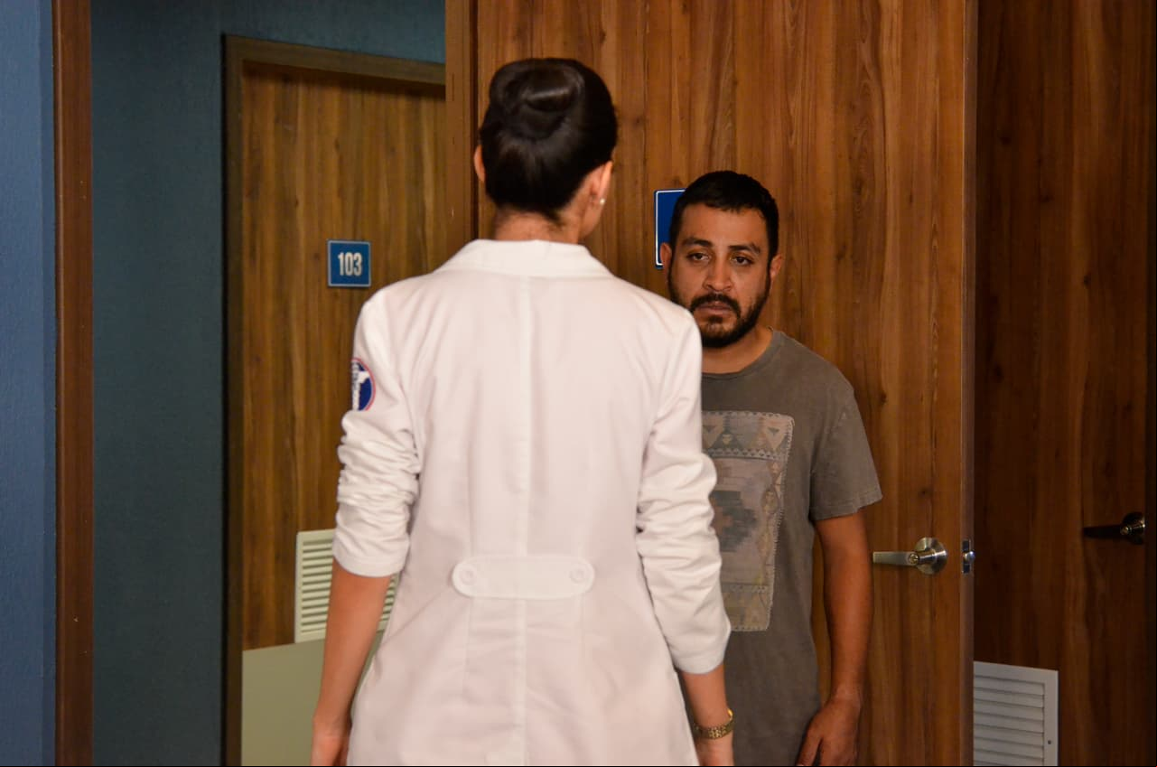 Cuando 'Leo' se presenta en el hospital, exige llevarse a su madre a casa, ¡pero 'Regina' lo impide a toda costa!