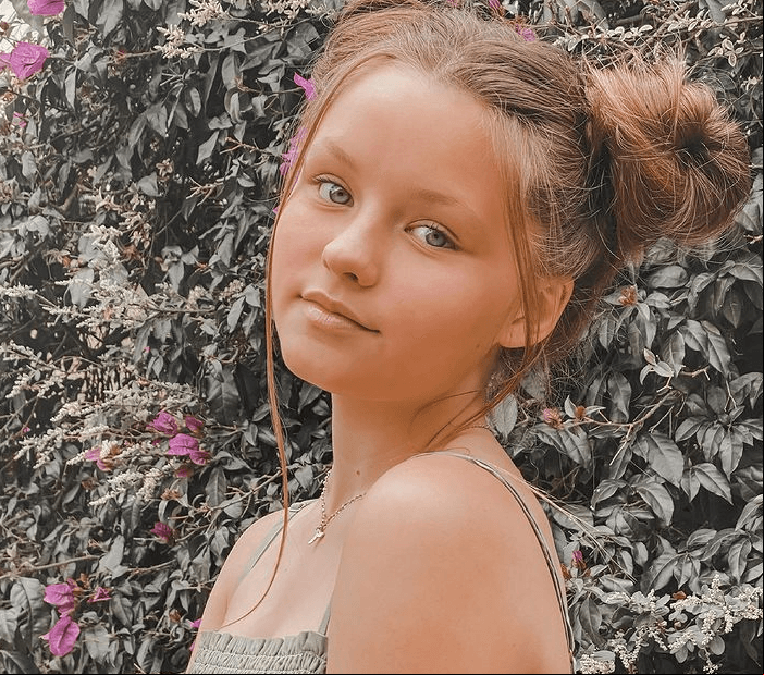 Y es que la joven, de 13 años, no solo comparte selfies en los que destaca su belleza y en específico sus ojos azules, también aparece en bikini.