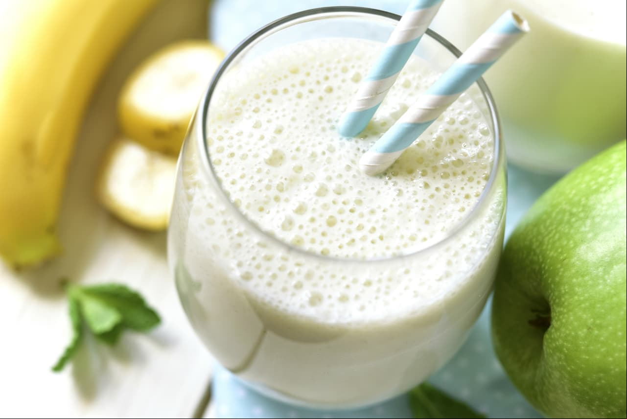 Dile adiós a esos kilos de más con este licuado de avena y manzana