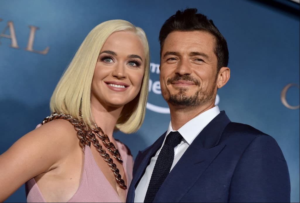 Katy Perry y Orlando Bloom fueron de los primeros en adoptar estas medidas ante la propagación del COVID-19. La pareja decidió suspender su enlace matrimonial, que se realizaría en Japón ante 150 invitados. “Katy estaba realmente emocionada de llegar al altar embarazada. Ambos estaban eufóricos de que todos los detalles de la boda finalmente se unieran pero están en pausa debido al coronavirus”, detalló una fuente a People.