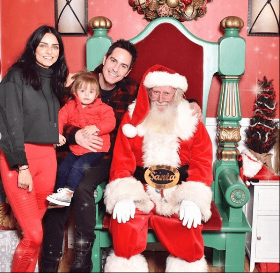 El retato navideño de la familia Ochmann Derbez también mostró el crecimiento de Kailani, quien con casi dos años de edad, tuvo miedo de conocer a Santa Claus.