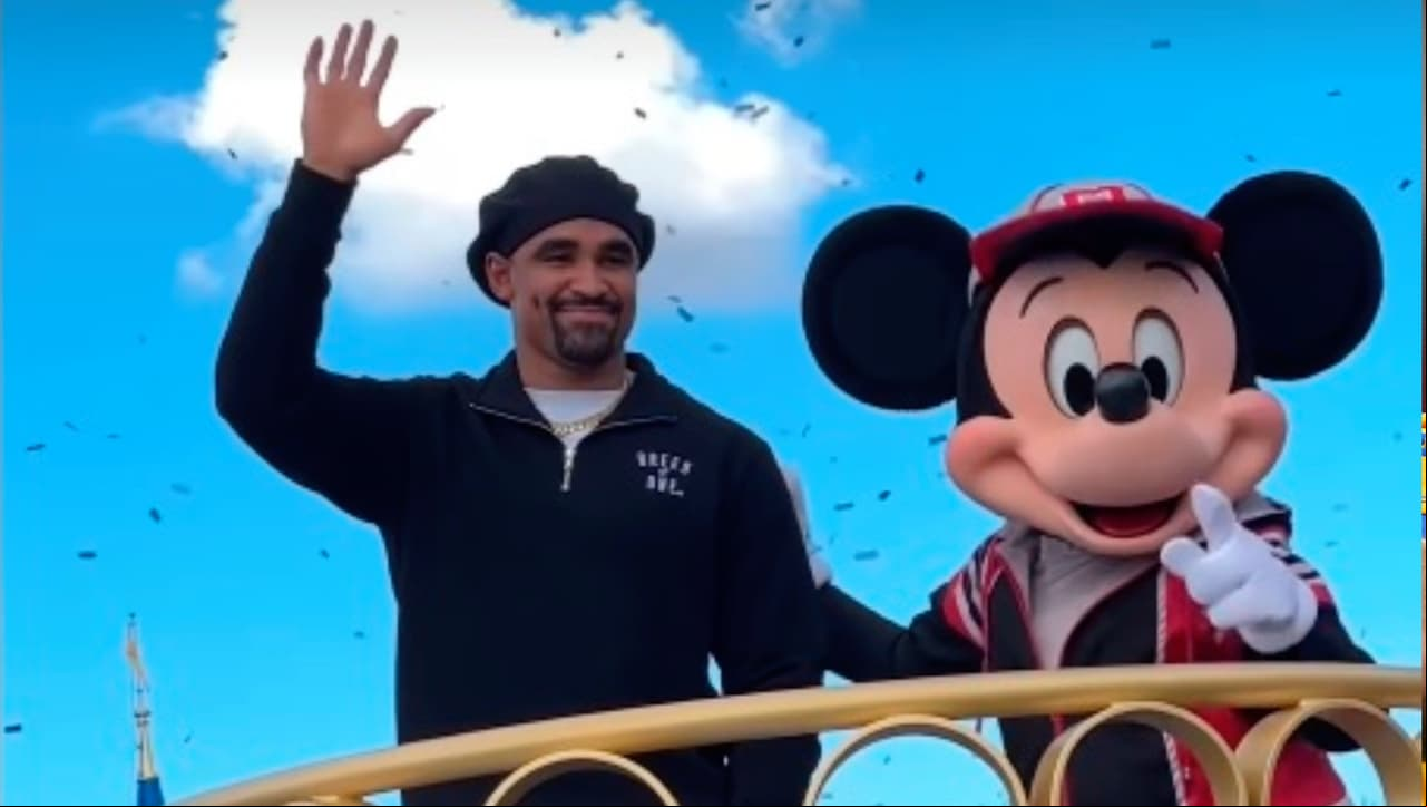 ¡Se divierte como niño! Hurts celebra con Micky Mouse