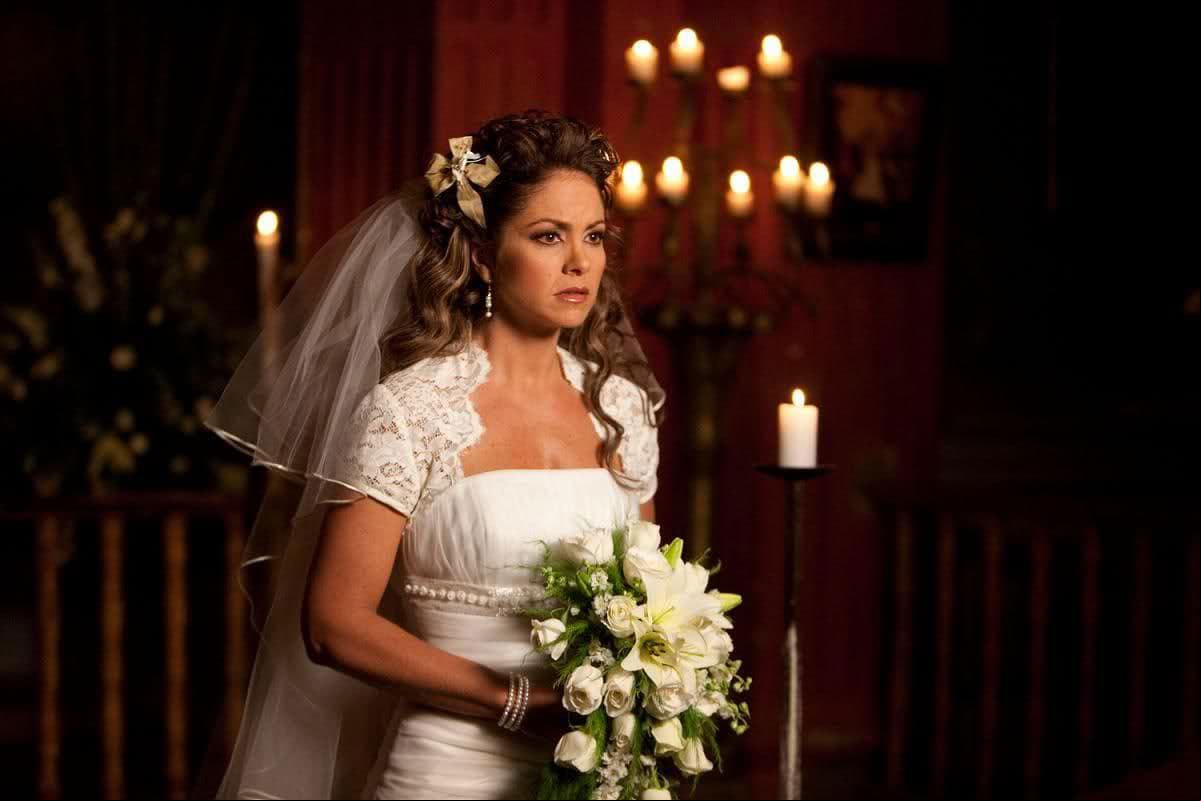 'Soy tu Dueña' es una telenovela mexicana estrenada por primera vez en 2010 bajo la producción de Nicandro Díaz. La historia cuenta con las actuaciones estelares de Lucero, Fernando Colunga, Gabriela Spanic, David Zepeda, Silvia Pinal, Ana Martín, Alejandra Procuna y Cristina Obregón, entre otros.