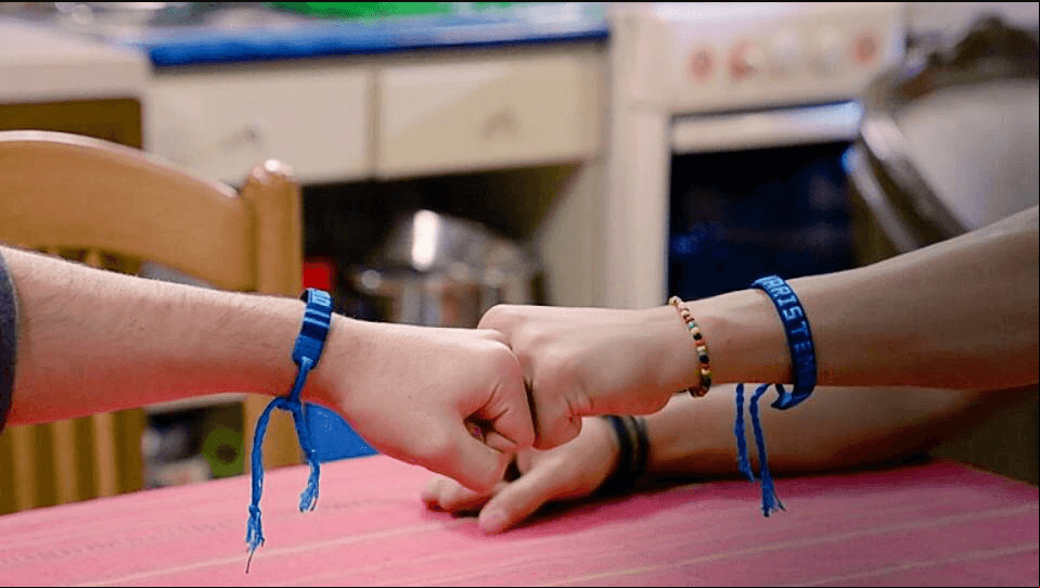 Nuestra pareja de enamorados querían llevarse a todos lados y fue por eso que Aris le regaló a Temo una pulsera en día que le declaró su amor.