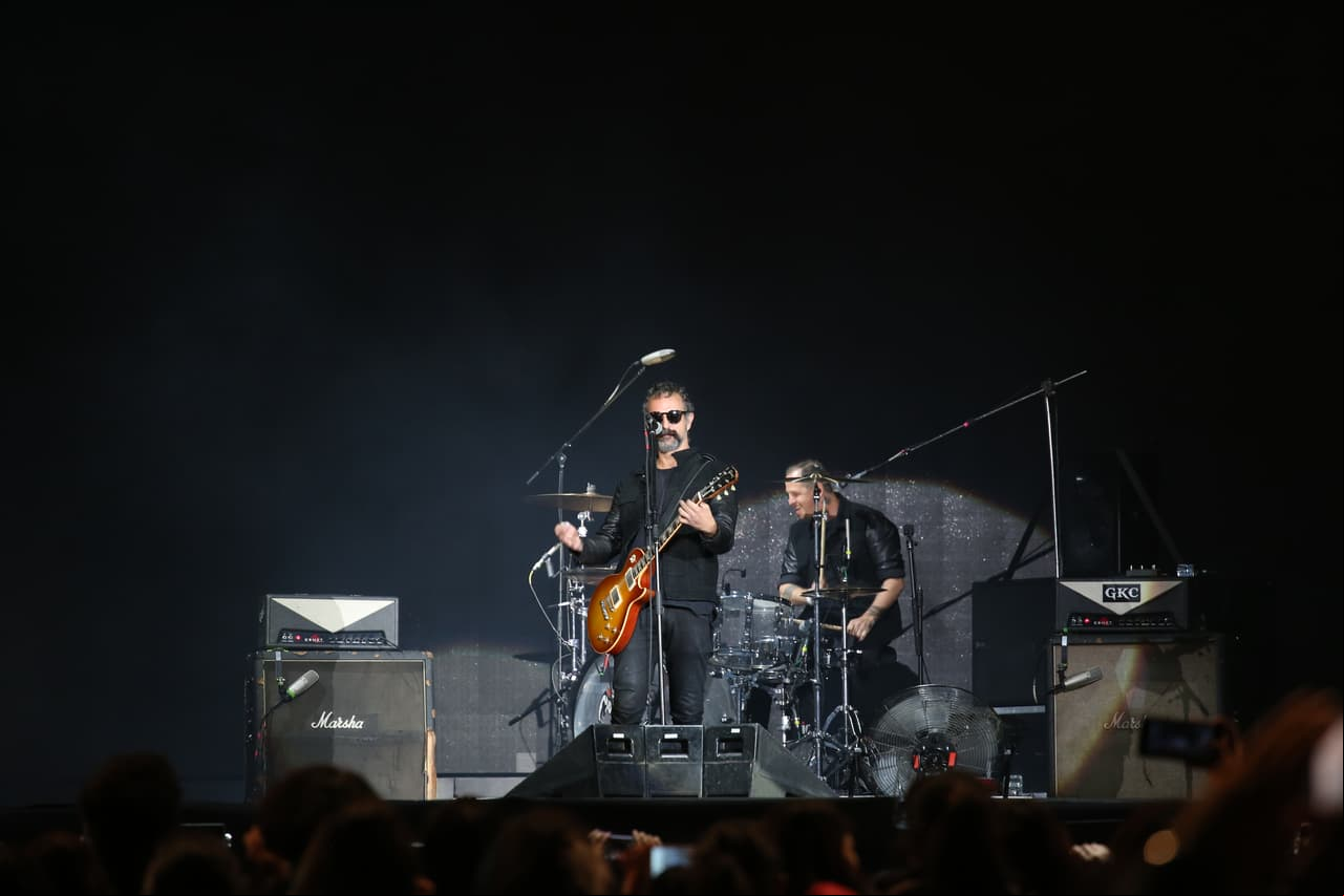 La primera banda en presentarse en la noche de los Premios Telehit fue Molotov.