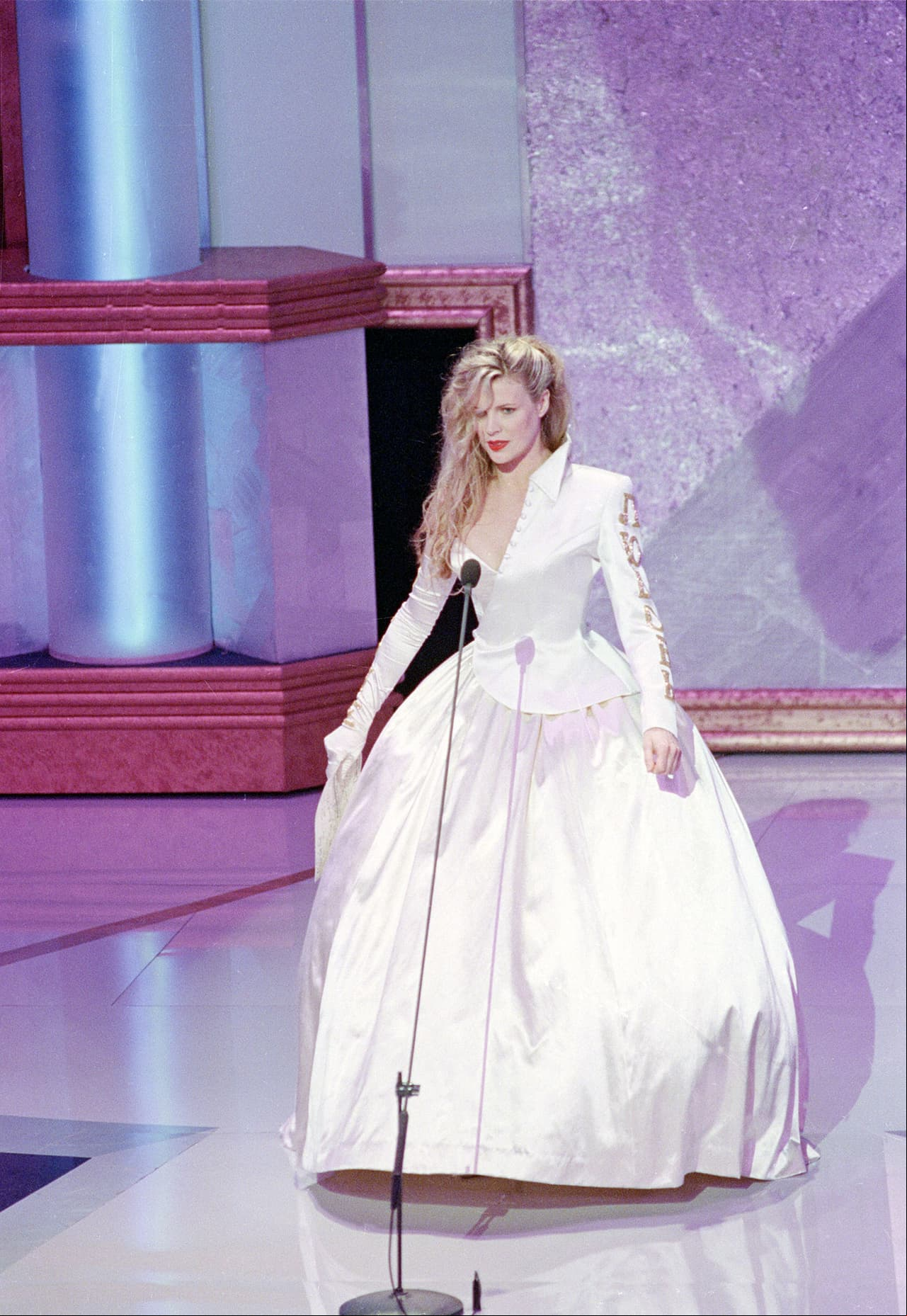 Kim Basinger se presentó en la alfombra roja en 1990 con un vestido de princesa con escote asimétrico que diseñó ella misma.