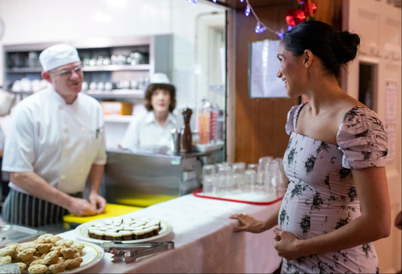 Durante su embarazo, el gesto de Meghan Markle de siempre posar sus manos sobre su pancita de embarazada en eventos públicos ha despertado mucha curiosidad. Esto ha ocasionado que expertos y fanáticos de la realeza compartan teorías en internet sobre este hecho.