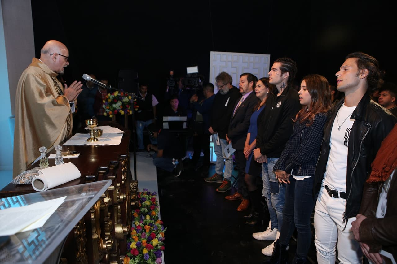 Celebran misa por el inicio de grabaciones de 'Vencer el silencio'.