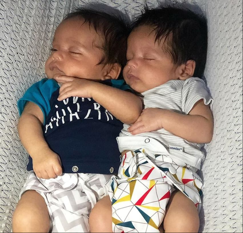 Antes del nacimiento de sus hijos Dante y Tadeo, Ferdinando Valencia y Brenda Kellerman abrieron un perfil de Instagram con el nombre ‘Nuestros mellizos’, en el que documentaron todos los detalles de la llegada. Aunque el pequeño Dante murió en agosto de 2019, la cuenta lleva el mismo nombre, relatando las aventuras del integrante más pequeño de la familia de los concursantes de ‘Reto 4 elementos’ a sus 491 mil seguidores.
