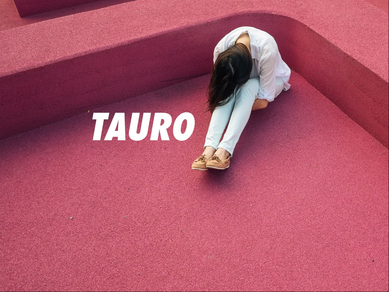TAURO: Un signo de lo más dulce cuyo corazón es capaz de derretir al más frío. ¿A qué le tiene miedo el toro? Al estar regido por Venus, el astro del amor, está muy claro que le da pánico la idea de no poder amar o ser amado. Asimismo, le temen a los engaños y a las mentiras. Si pierdes un Tauro, es porque te perdió la confianza y lo hizo para siempre.