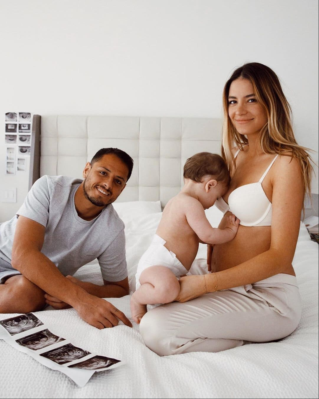 Sarah Kohan y Javier ‘Chicharito’ Hernández revelaron a través de Instagram el pasado 1 de abril que estaban esperando a su segundo hijo, del cual la modelo prefiere no saber el sexo hasta el día que nazca. “Noah será hermano mayor”, expresó Sarah para compartir la primera imagen luciendo su pancita de embarazo.