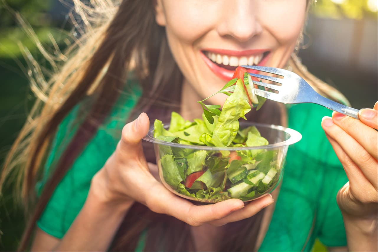 4. Las ensaladas son una excelente opción para llevar una dieta balanceada. Aunque los aderezos no están prohibidos, la nutrióloga sugiere ingerirlos lo menos posible.