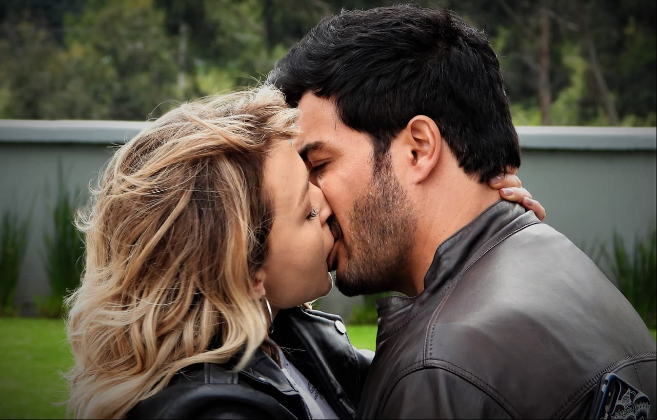Así que a 'Elisa' no le queda más que fingir que 'Leonardo' es su novio y, para que a 'Darío no le quede duda, lo besa. 
<br>
<br>¿Podrá 'Leonardo' ayudar a 'Elisa'? Descúbrelo en 'Imperio de Mentiras', de lunes a viernes a las 9:30 pm. con Las Estrellas.