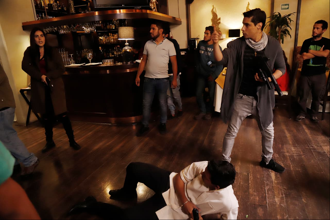 Álex Perea, Jackie Sauza y el equipo de producción ensayan la secuencia en la que "Manu" tiene que abatir al asesino.
