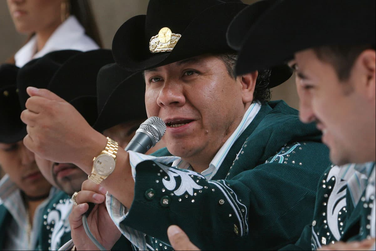 Sergio Gómez. El vocalista de K-Paz de la Sierra fue secuestrado el 1 de diciembre de 2007 mientras se dirigía a Puerto Vallarta. Para la tarde del siguiente día, el cuerpo sin vida del cantante fue encontrado en una comunidad cerca de Morelia con señas de fuerte tortura que sufrió antes de morir.