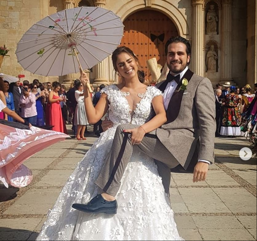 Tras salir de la iglesia, Claudia y Andrés posaron para sus invitados, además de ser recibidos por la música tradicional del lugar y los famosos monos de ‘Calenda’.