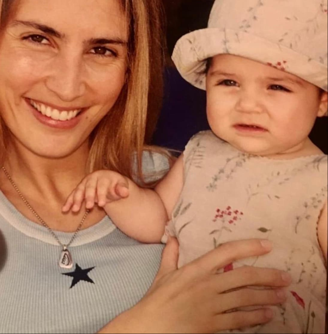 Precisamente, fue Ricco, quien compartió esta serie de imágenes, que retratan la transformación física de su hija, en su cuenta oficial de Instagram para celebrar su cumpleaños.