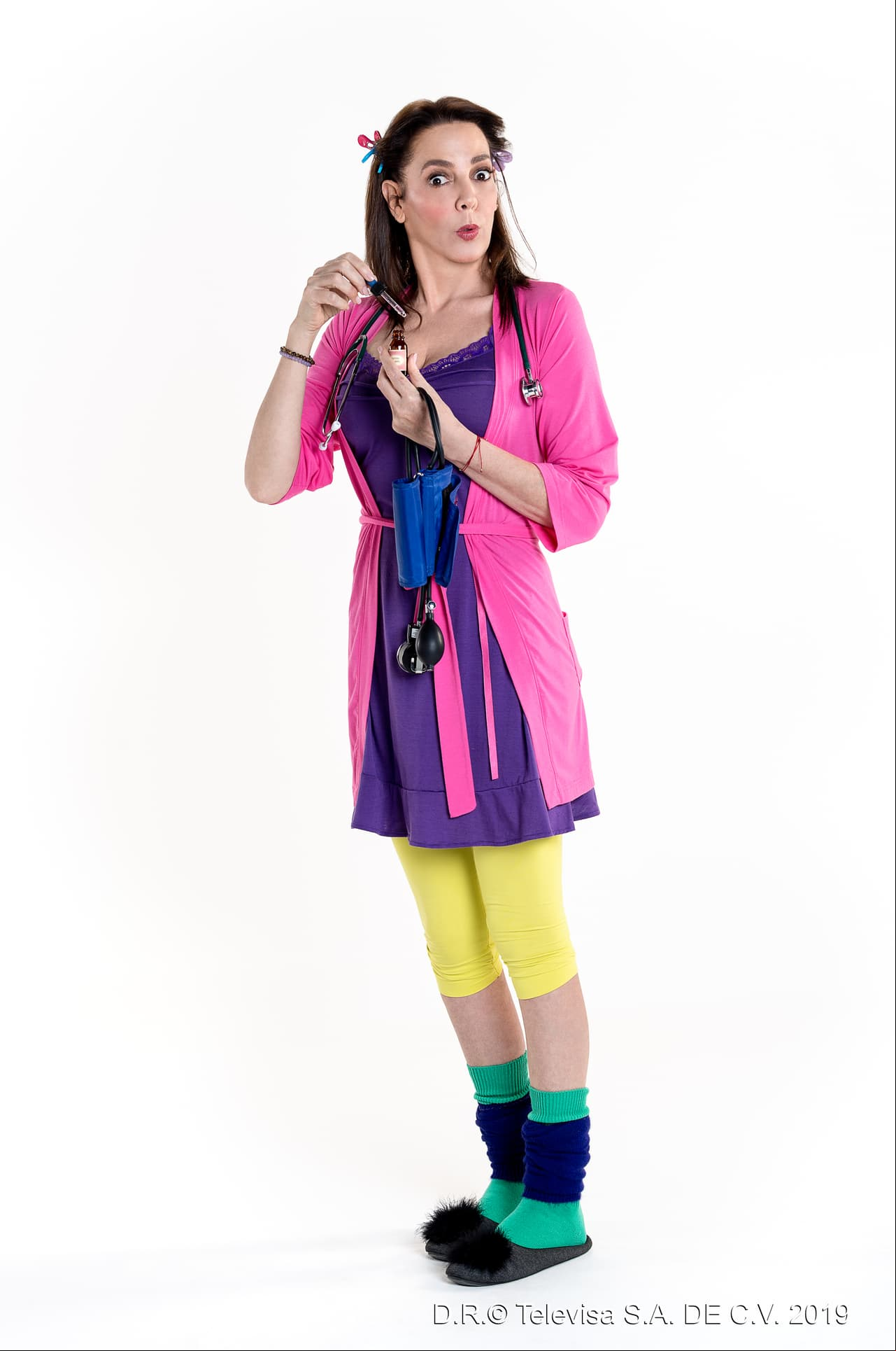 2. LA TÍA LICHA
<br>
<br>¿Qué disfraz más cómodo que este? Calcetines, leggins, un blusón o camisón, pantuflas, una bata, un estetoscopio y ganchos para tender la ropa son los elementos de este outfit.