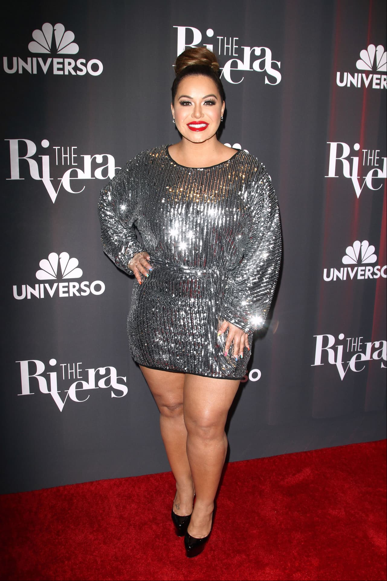 Chiquis Rivera brilló en la alfombra roja con un vestido plateado con mangas largas de Fashion nova.