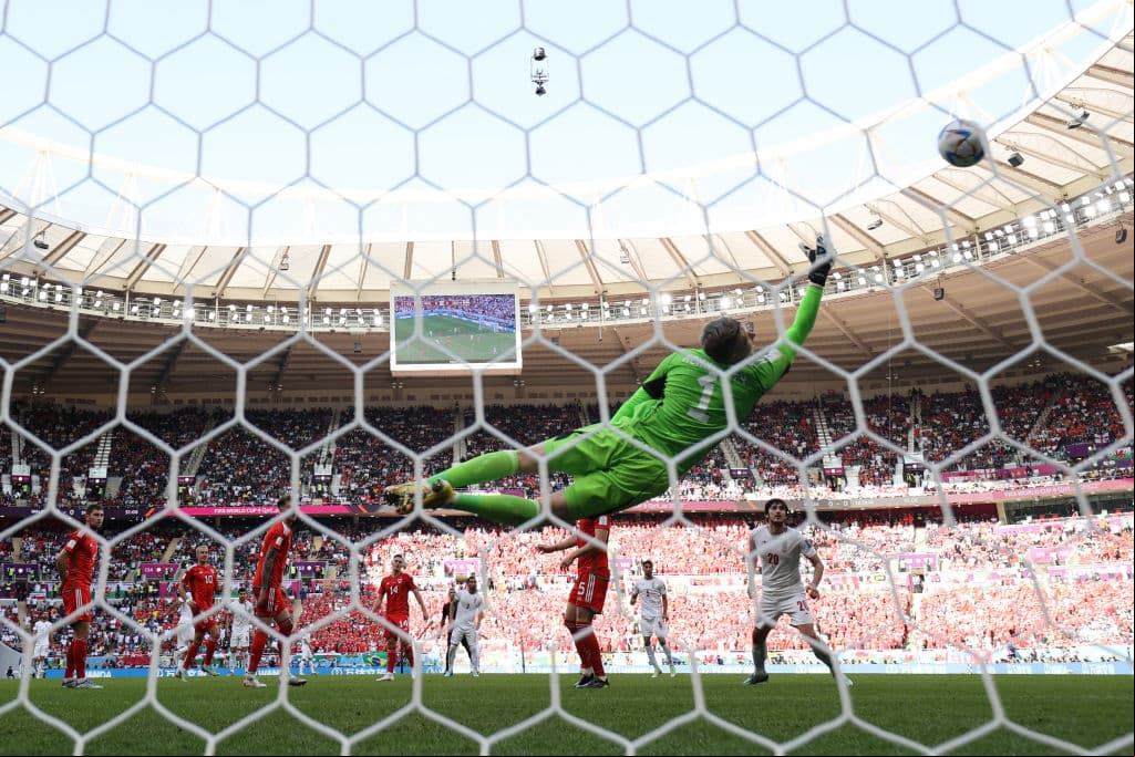 Wayne Hennessey fue clave para su equipo en el partido ante Irán, sin embargo se fue expulsado por una dura entrada.
